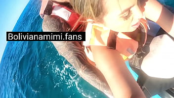 La loca alquilo un jetski para q se la cojan en medio del mar en Cancun... link en el video